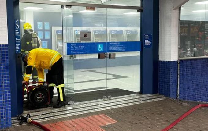 VÍDEO: Sistema de segurança da Caixa gera fumaça e bombeiros são acionados em SMO