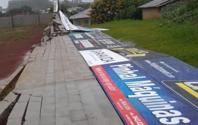 Chuvas intensas causam queda de parte do muro do Estádio Laura Rauber