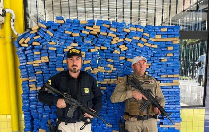 Ação entre PRF e PMRV apreende 1,2 toneladas de maconha em caminhonete roubada