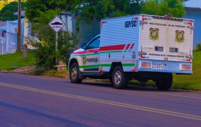 Esposa encontra marido morto e rastro de sangue dentro de casa