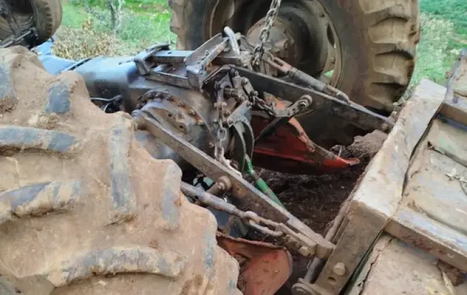 Agricultor fica ferido em capotamento de máquina agrícola na região
