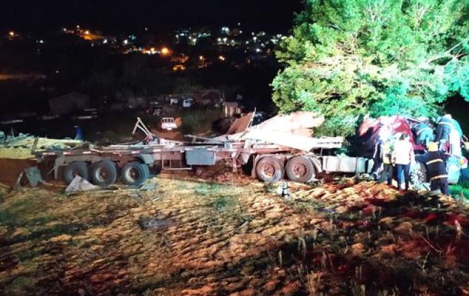 Carreta tomba em Romelândia e motorista é socorrido em estado grave