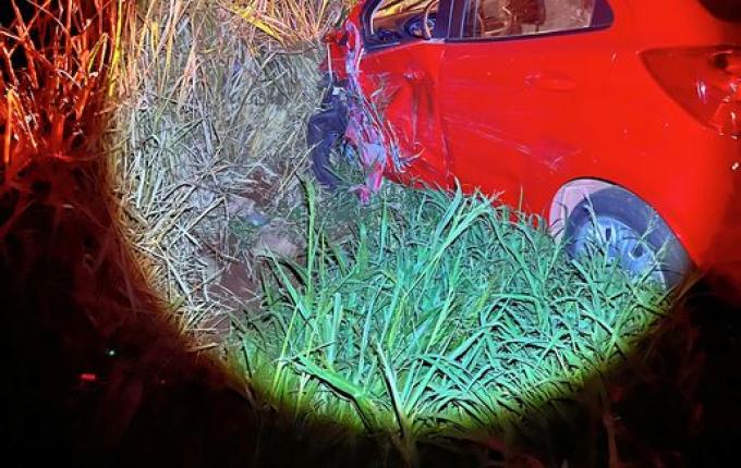 Motorista colide veículo contra caminhão e recusa fazer o bafômetro na BR 163