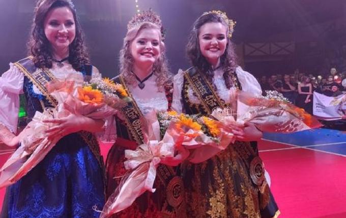 Sabrina, Lethícia e Bruna são as novas soberanas da Oktoberfest de Itapiranga