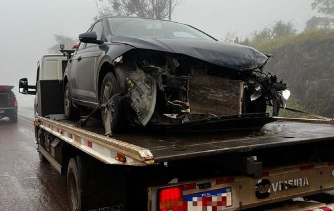 Camioneta sai da pista e capota após colisão na BR 282, em Paraíso