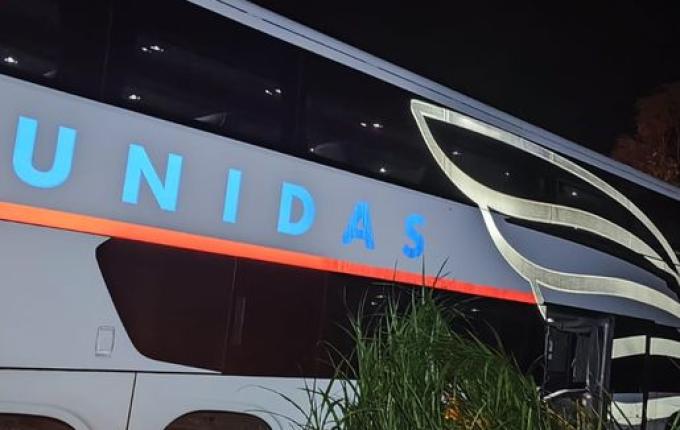 Ônibus com 49 passageiros se envolve em acidente na BR-470