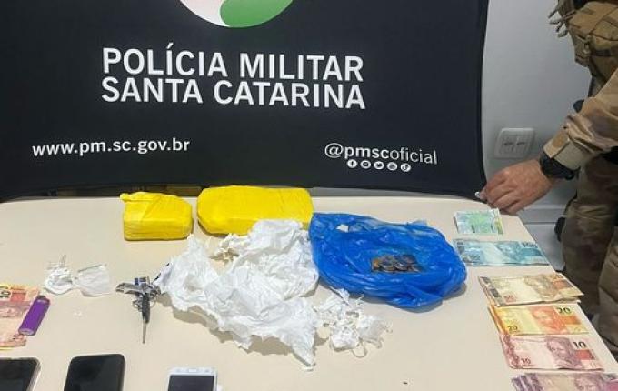 PM prende três pessoas em flagrante com 2 kg de cocaína em SMO