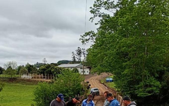 Moradores “reformam” ponte na SC-283 em Itapiranga