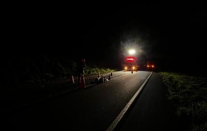 Mulher morre em acidente entre moto e caminhão na SC-160