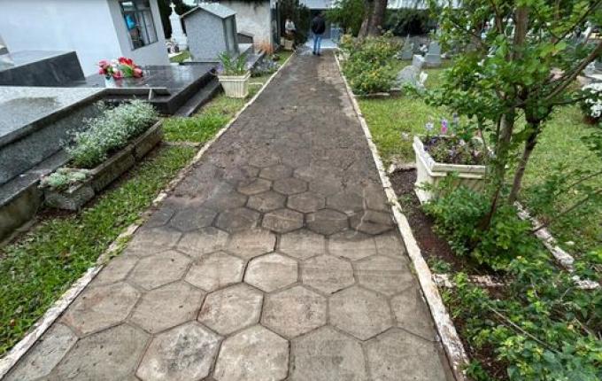 Prefeitura de São José do Cedro realiza ação de limpeza e manutenção no cemitério municipal