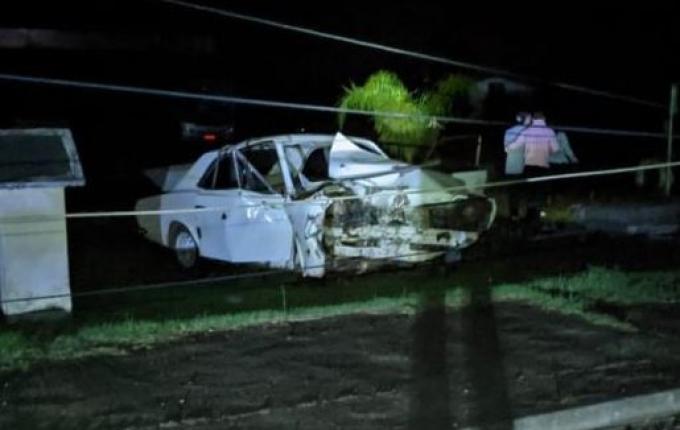 Motorista é jogado pra fora do carro após bater em poste no Oeste de SC