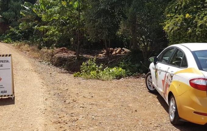 Estrada é interditada em Itapiranga para instalação de galerias