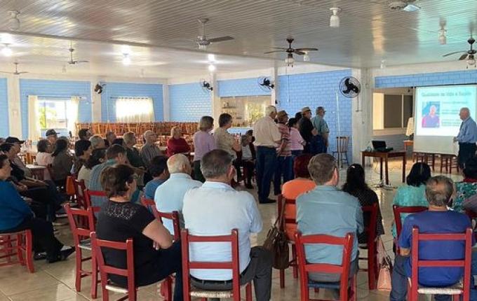 Idosos participam de palestra de prevenção e do cuidado com a saúde