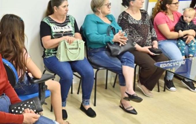 Clubes de mães recebem máquinas de costura para projeto social