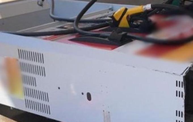 Após abastecer, cliente não percebe mangueira conectada ao carro e arranca bomba