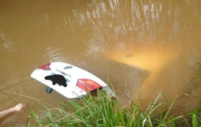 Carro cai em córrego, afunda e motorista é achado morto no veículo em SC