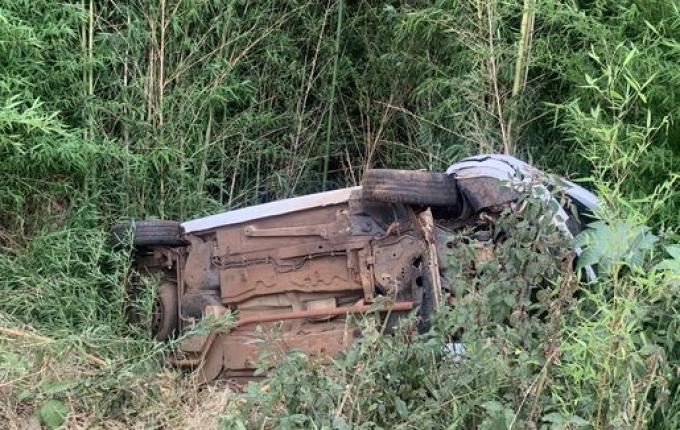 Vídeo: Jovem perde controle ao passar em deformidade na Willy Barth, sai da pista e capota