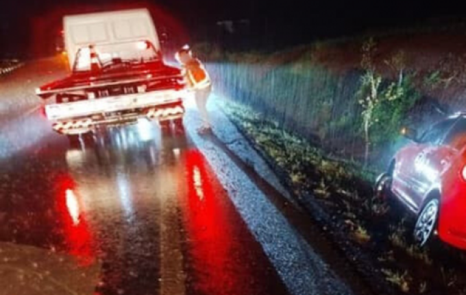 Veículo sai da pista e vai parar em barranco na BR-282 em Maravilha
