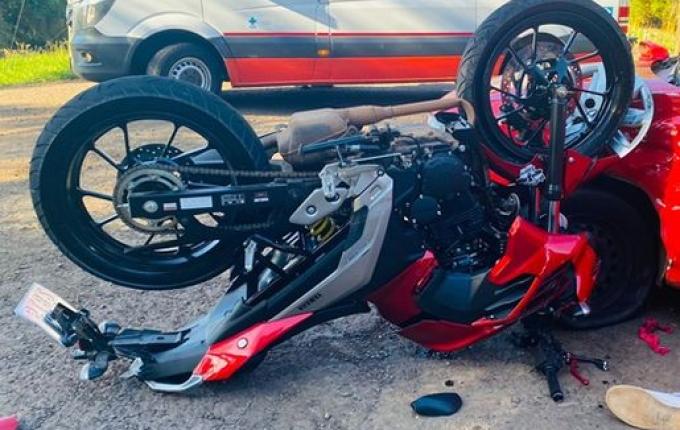 Acidente entre moto e carro deixa dois feridos na SC 163, em Itapiranga