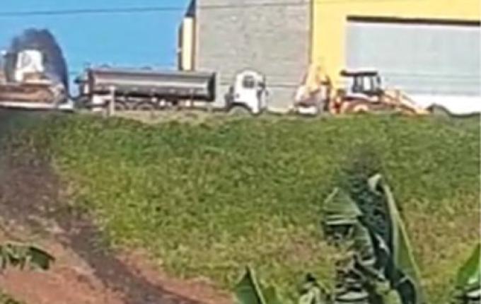 Dejetos despejados irregularmente atingem rio em São João do Oeste