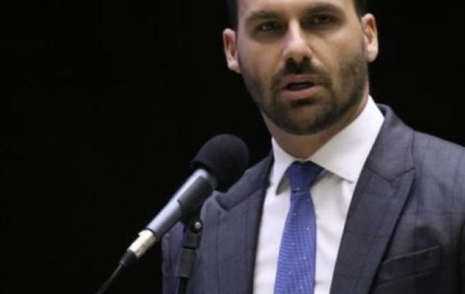 Eduardo Bolsonaro critica Campagnolo e defende irmão para o Senado em SC