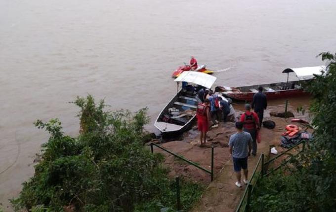 Embarcação vira com vento e homem fica à deriva em Itapiranga