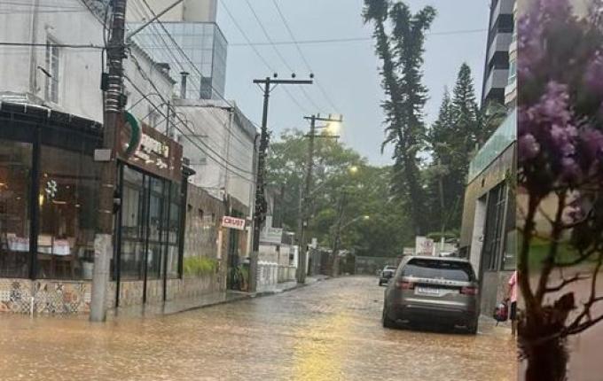 BR-470 volta a alagar em Blumenau e complica trânsito no Vale do Itajaí
