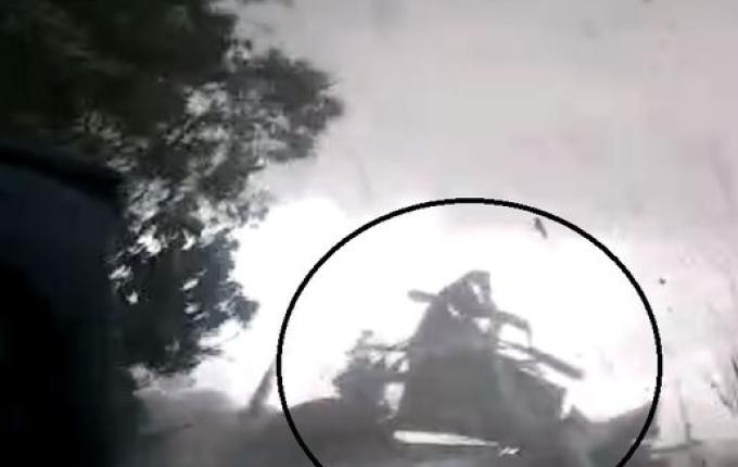 VÍDEO: Imagens mostram vendaval arrancando telhado de empresa