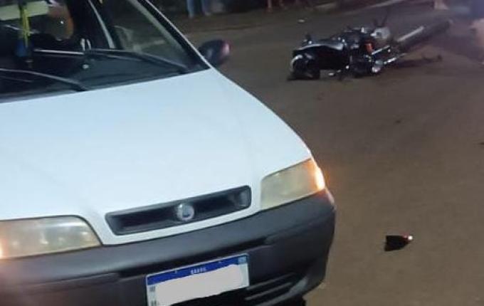 Carro e moto colidem no centro de Campo Erê