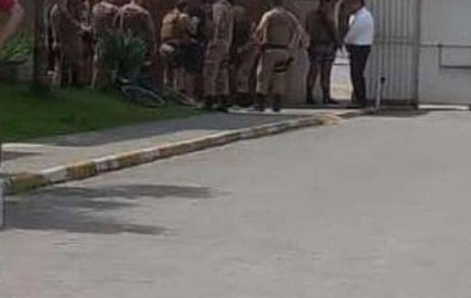 Homem é preso após ameaçar e manter esposa e filho reféns em Joinville