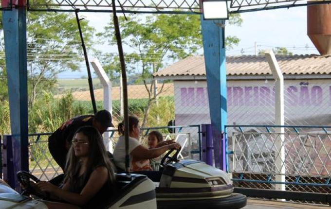 Diversos brinquedos fazem a diversão das famílias na Faismo 2025