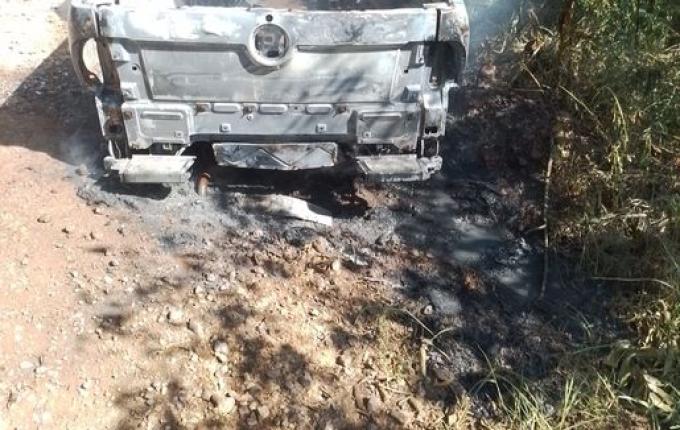 Condutor bate em árvore e veículo pega fogo