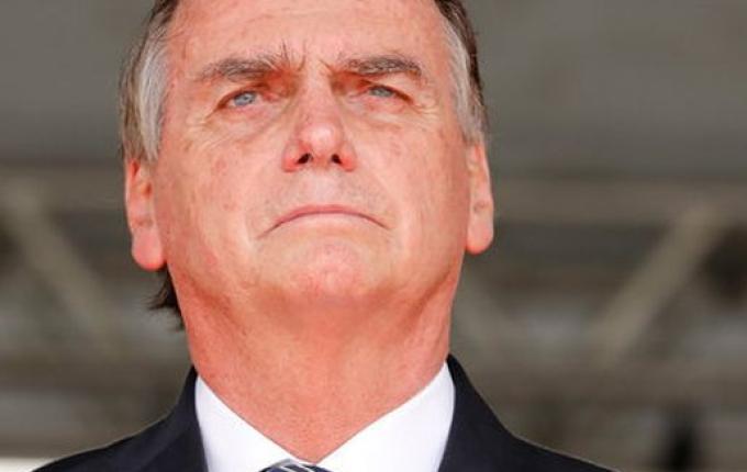 Bolsonaro diz que Lula e Gleisi ofenderam a sua honra e recorre ao STF