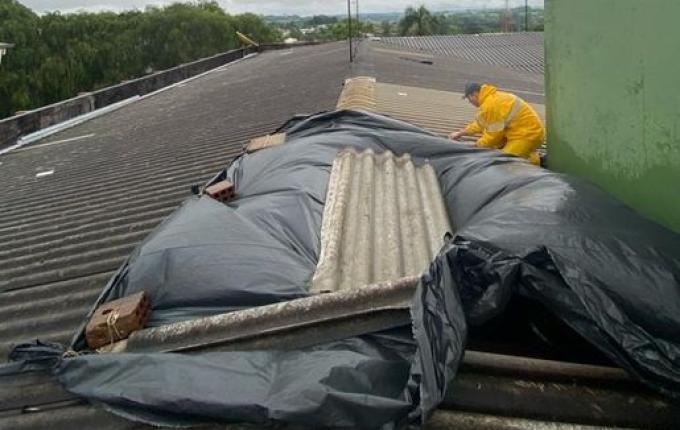 Temporal danifica telhado de escola estadual, em Iporã do Oeste