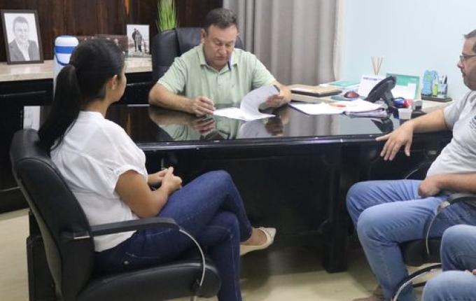 Administração assinaOrdem de Serviço para obras de calçamento na área urbana