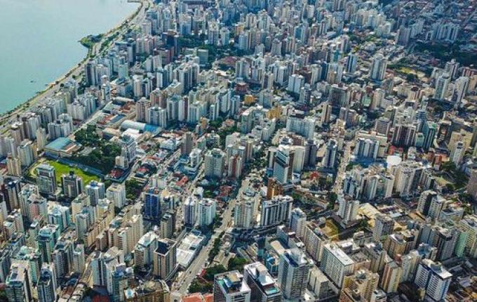 Santa Catarina lidera ranking nacional de destino de migrantes, segundo Censo 2022