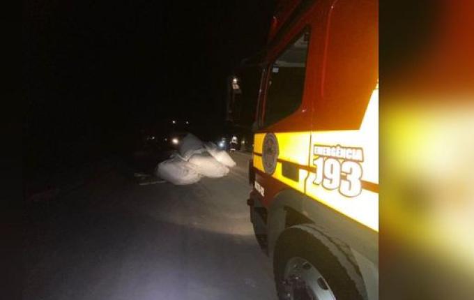 PRF apreende carreta por trafegar fora do horário e derrubar carga na BR-163