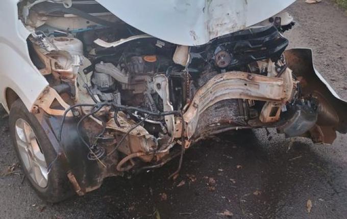 Saída de pista seguida de colisão é registrada na manhã desta terça-feira em Mondaí