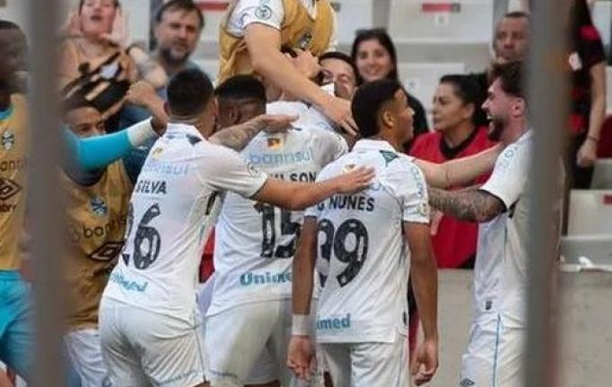 Com reservas, Grêmio vence Athletico-PR fora de casa pelo Brasileirão