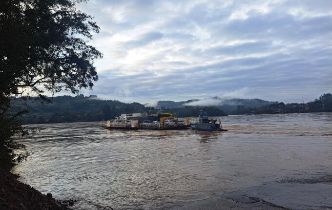 Balsa retoma travessia no Rio Uruguai em Itapiranga