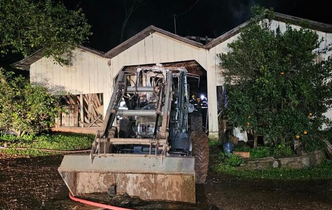 Incêndio destrói trator e parte de galpão no interior de Itapiranga