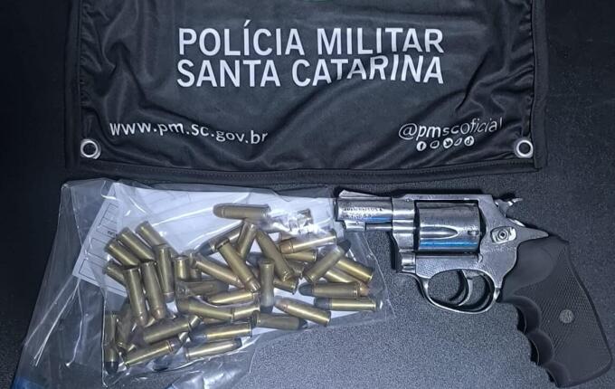 Homem é preso com revólver e 43 munições após tentar fugir da PM em Mondaí
