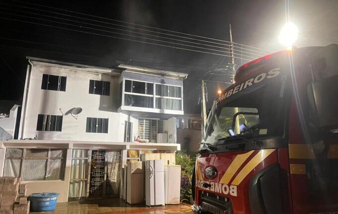 Bombeiros controlam incêndio em casa e encontram vítima sem vida em SMO