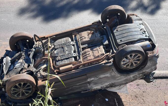 Três pessoas ficam feridas após saída de pista e capotamento na BR-163, entre SMO e Guaraciaba