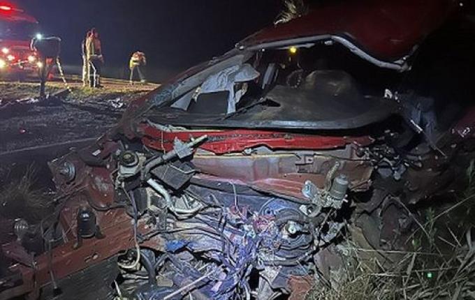 Dois jovens morrem após grave acidente entre carro e caminhão na BR-282