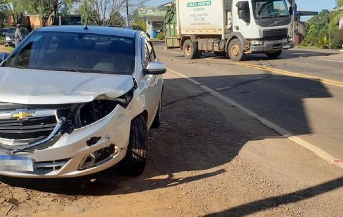 Carro e caminhão de coleta de lixo colidem na Avenida Gustavo Fetter, em Iporã do Oeste