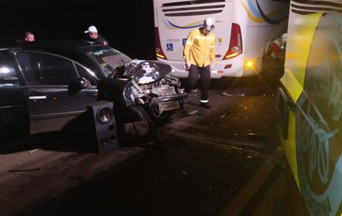 Carro e ônibus batem de frente na SC-157