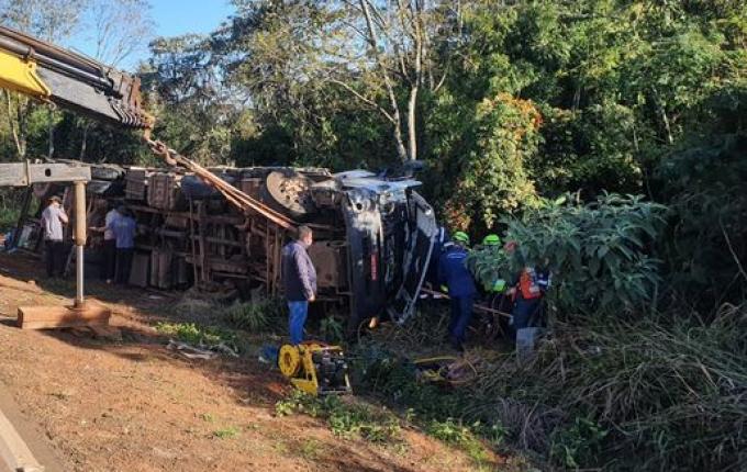 Caminhoneira fica presa às ferragens em tombamento na BR-282
