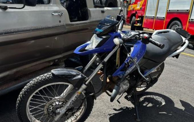 Acidente entre moto e caminhonete deixa dois feridos no centro de SMO