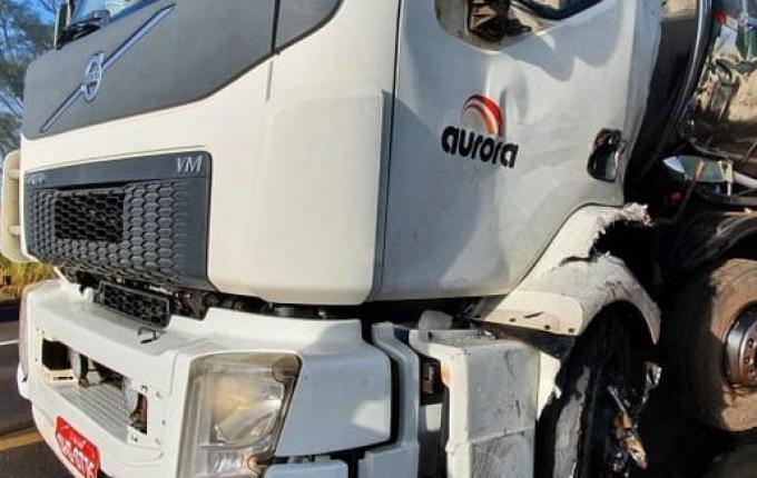 Colisão deixa danos de grande monta em dois caminhões na BR-282